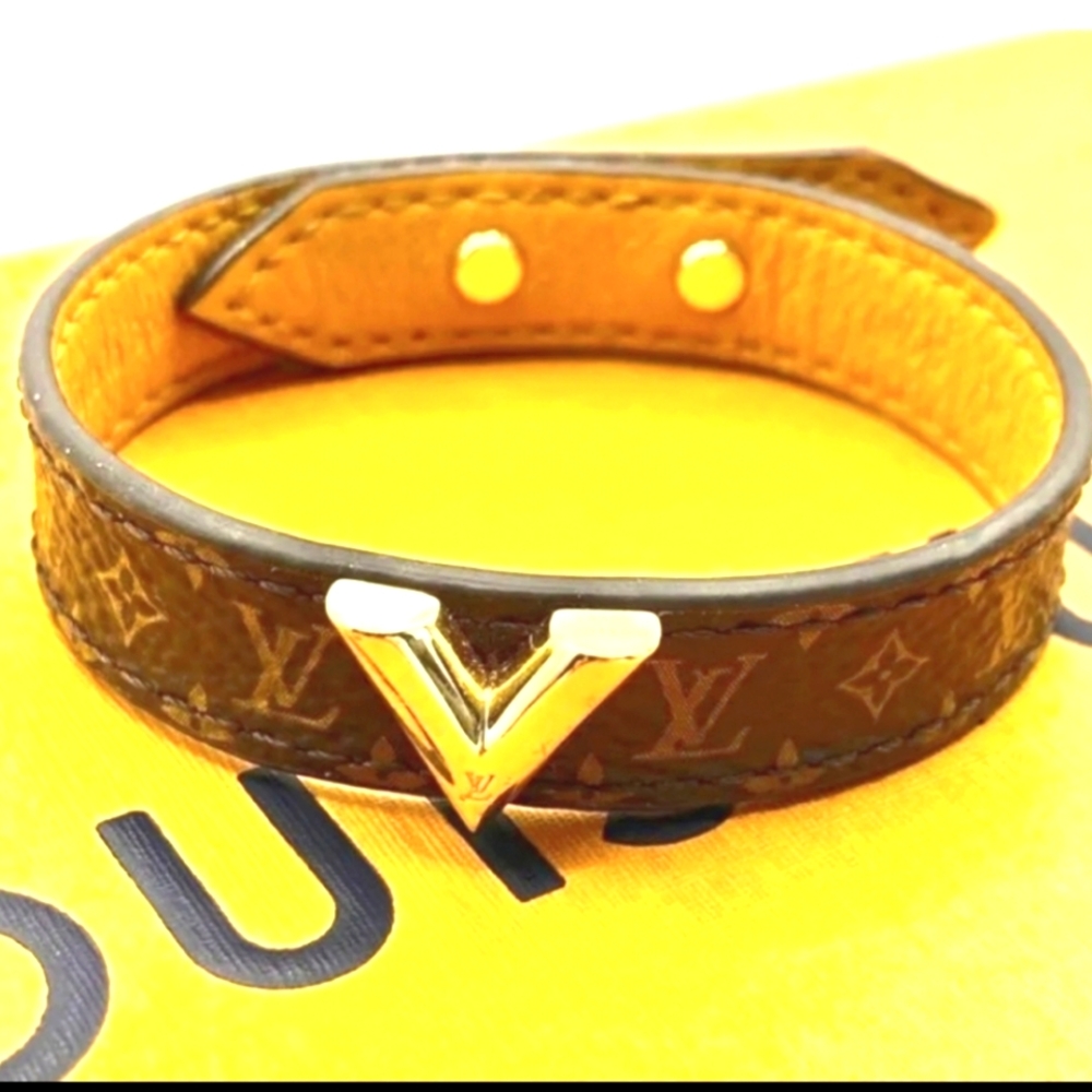 Sunning NWOT Luxury Louis Vuitton ✨️ Statement Bracelet 👌